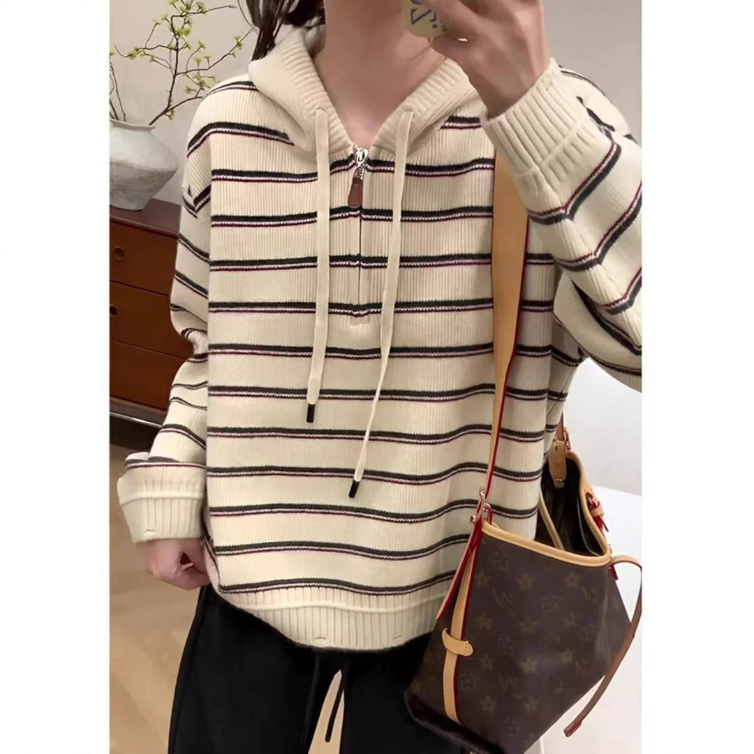 Kvinnens fashionable hettegenser med teksturert stripemønster Skjora