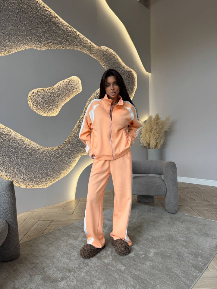 Kvinnas sportiga fritidsset med zip-up jacka och bekväma byxor Skjora