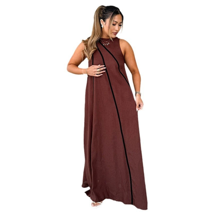 Kvinne maxi kjole med asymmetrisk design og elegante kontrast sømmer