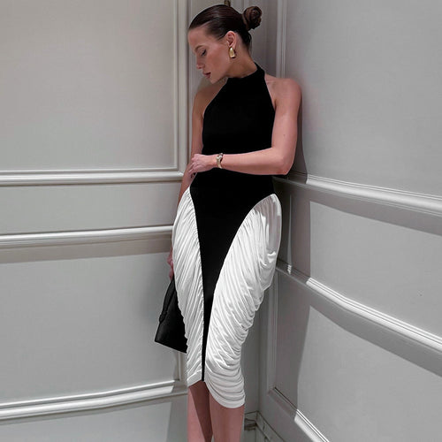 Damer Elegant aftenkjole med dyp ryggutskjæring og innovativ draperingsdesign Skjora