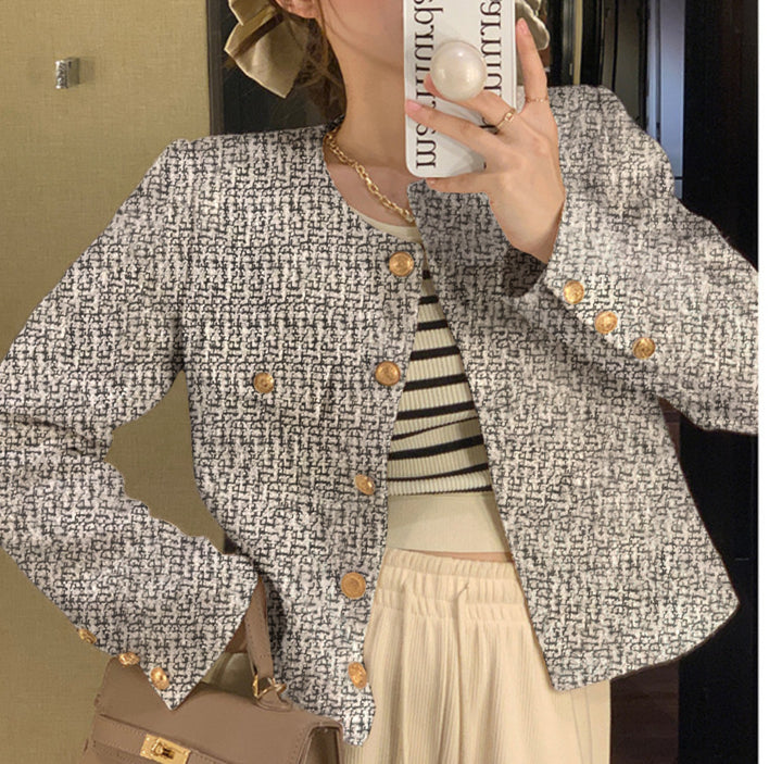 Kvinnes kort blazer med elegante gullknapper og moderne snitt