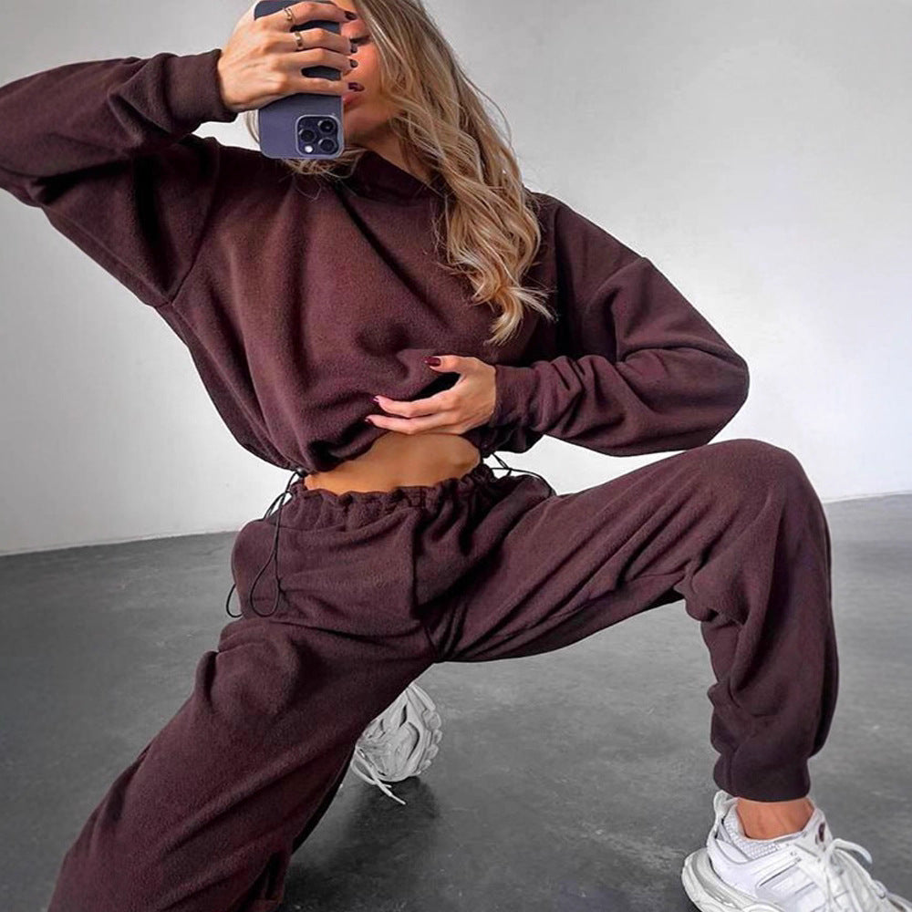 Kvinnelig komfortabel fleece jumpsuit med hette og elastisk midjebånd