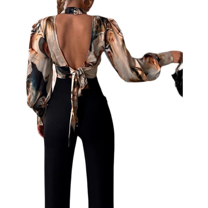 Elegant bluse for damer med en raffinert nøkkelutringning og voluminøse ermer Skjora