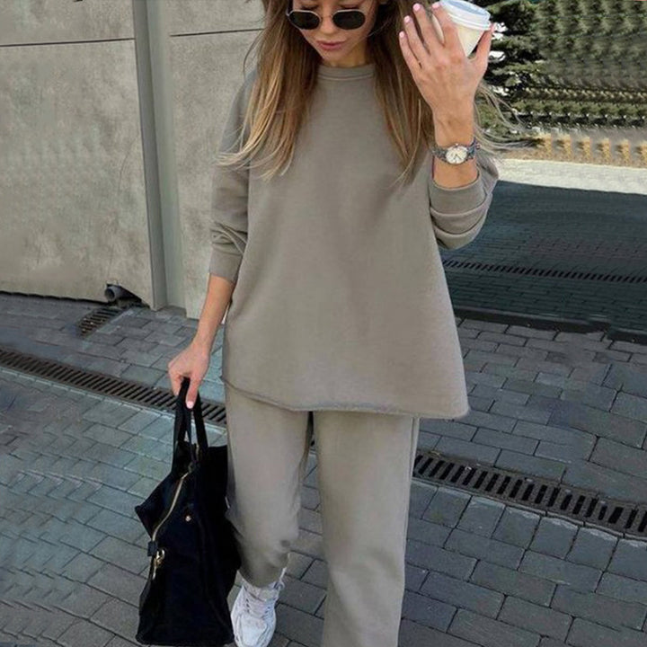 Kvinne casual sweatsuit med en avslappet passform og komfortable materialer Skjora