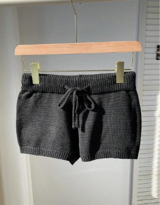 Dame myke strikkeshorts med praktisk snor Skjora