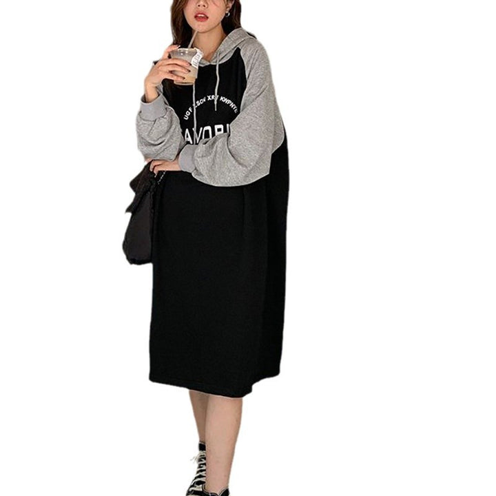 Dame hoodie kjole i avslappet oversized stil med grafisk trykk og sidelommer