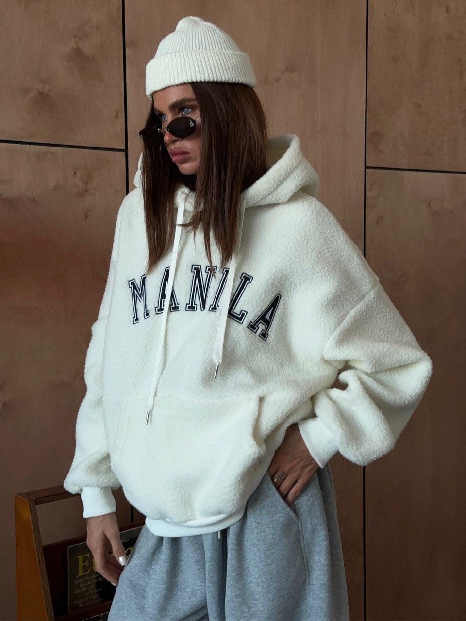 Kvinnes Oversized Fleece Hoodie med Brodert Logo Skjora