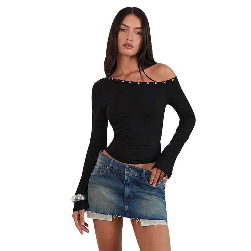 Kvinne Off-Shoulder Topp med Fasjonable Knapper og Figurformet Snitt