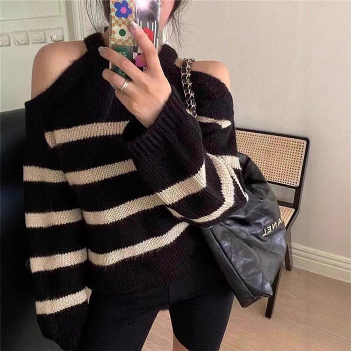 Kvinnenes oversized genser med åpen skulderdesign og stripemønster Skjora