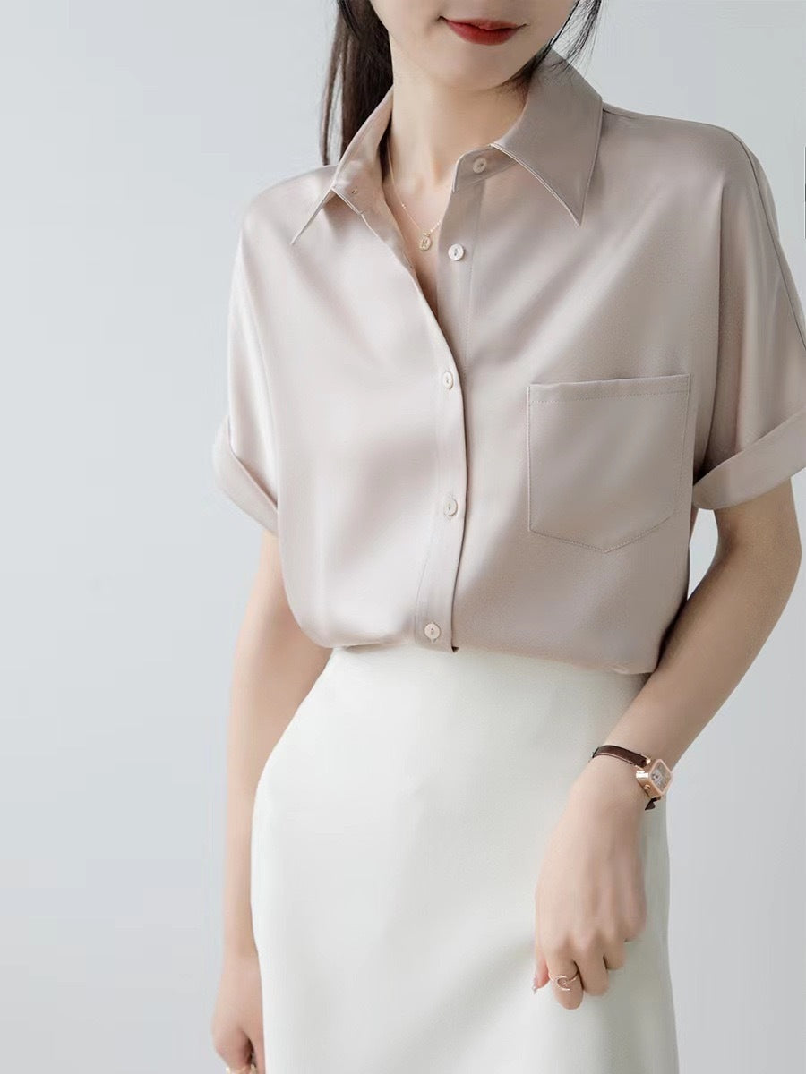 Dame satengbluse med moderne krage og elegante rulleermer Skjora