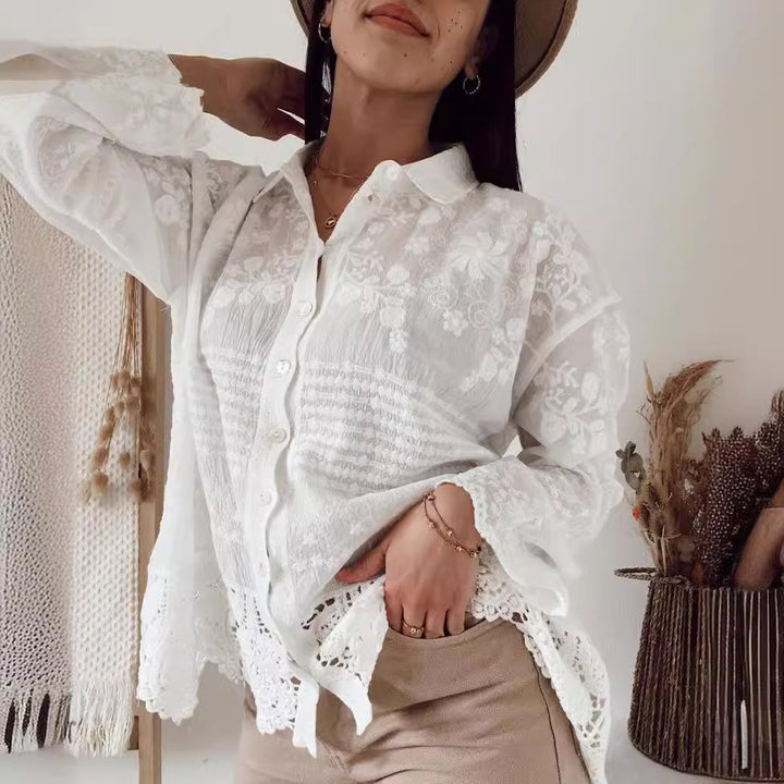 Damebluse med blomsterbroderier og dekorativt blonder Skjora