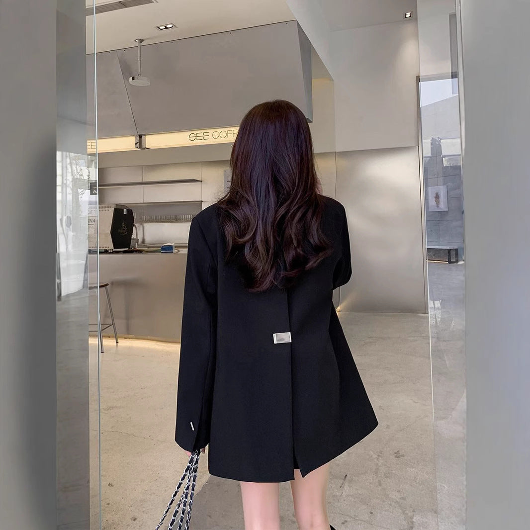 Kvinnes moderne oversized blazer med elegant snitt og dekorativ smykkeelement Skjora
