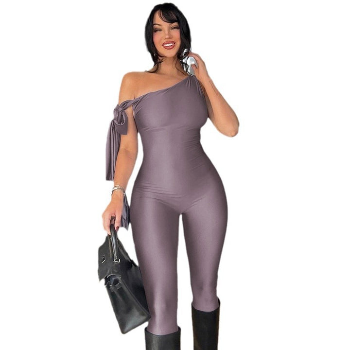 Damer elegant off-shoulder jumpsuit med figursydd snitt og stilfull knute Skjora