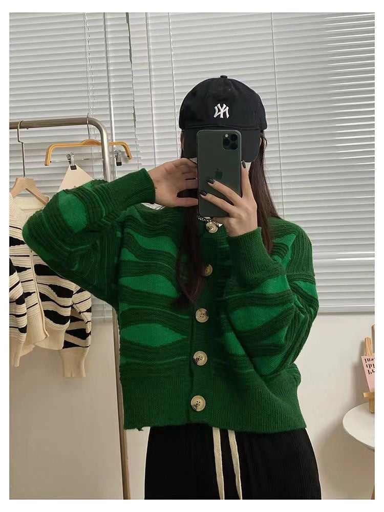 Dame cardigan med intrikat bølgemønster og store treskallknapper Skjora