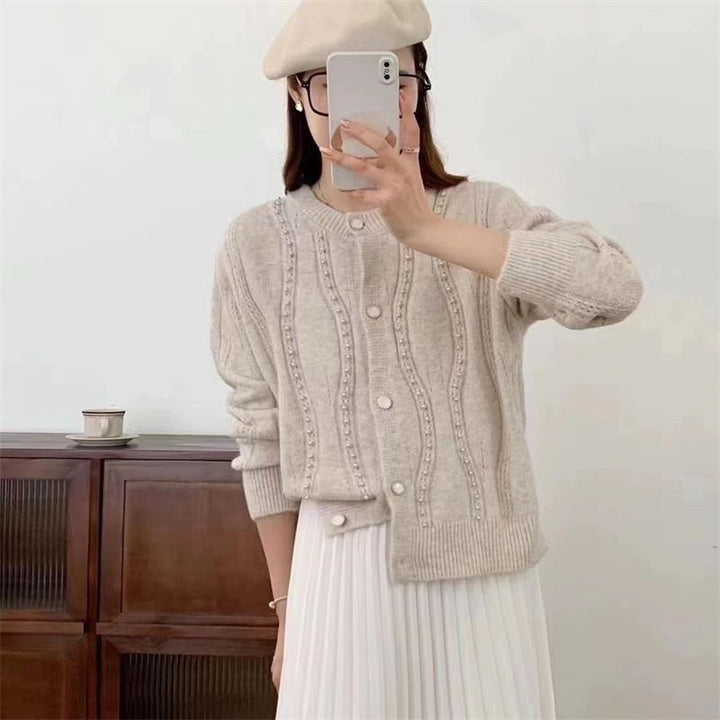 Dame cardigan med elegante perledetaljer og klassisk snitt Skjora