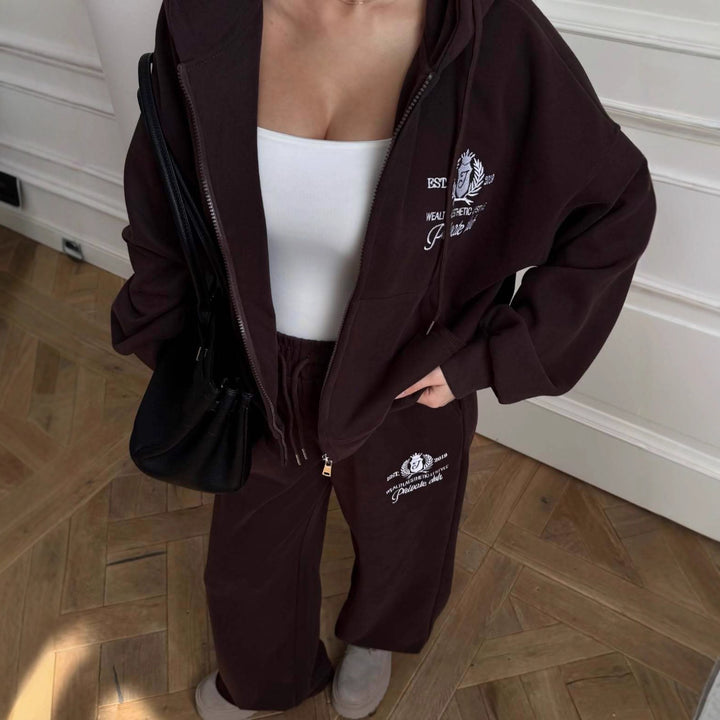 Dame avslappet sportsett med cropped hettejakke og brede joggebukser Skjora