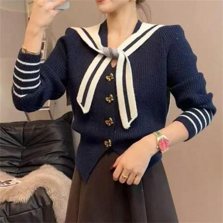 Kvinne cardigan med nautisk krage og dekorative knapper Skjora