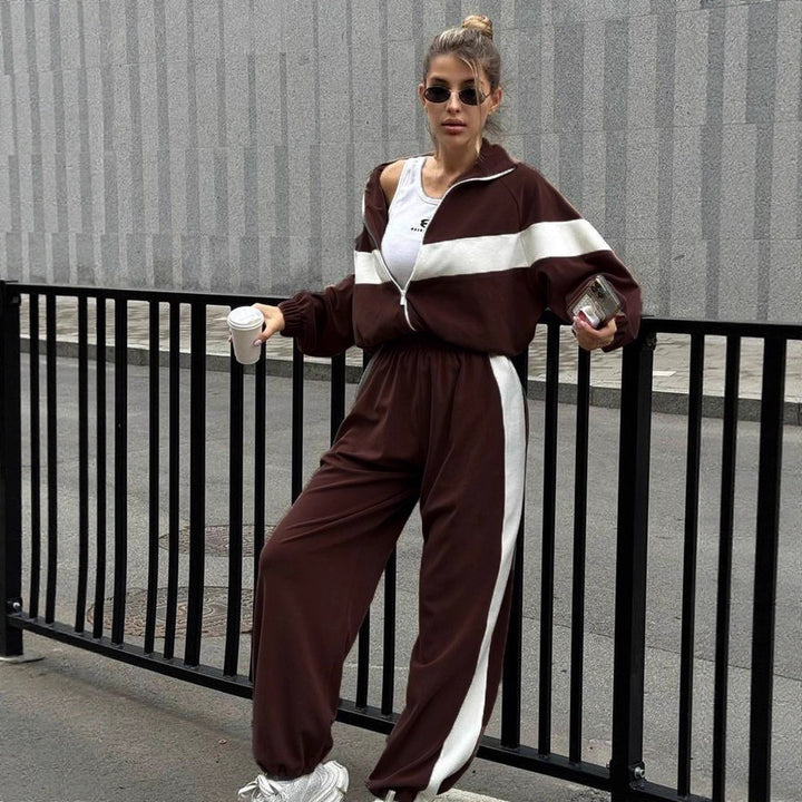 Kvinnelig sporty fleece treningsdrakt med ståkrage og sidestriper Skjora