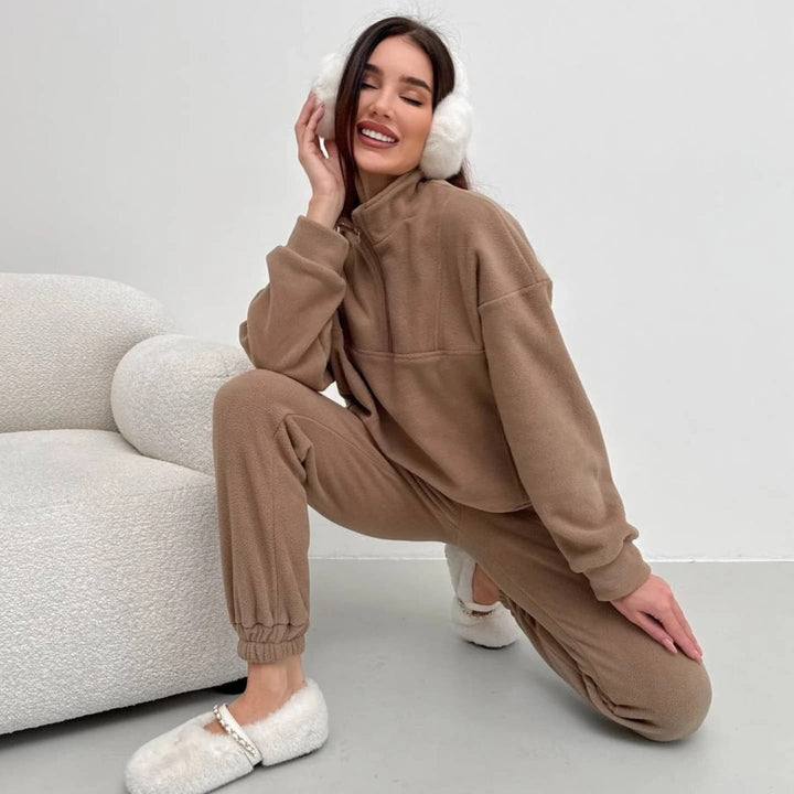 Kvinnes koselige fleece loungewear-sett med halvlang glidelås og elastiske mansjetter Skjora