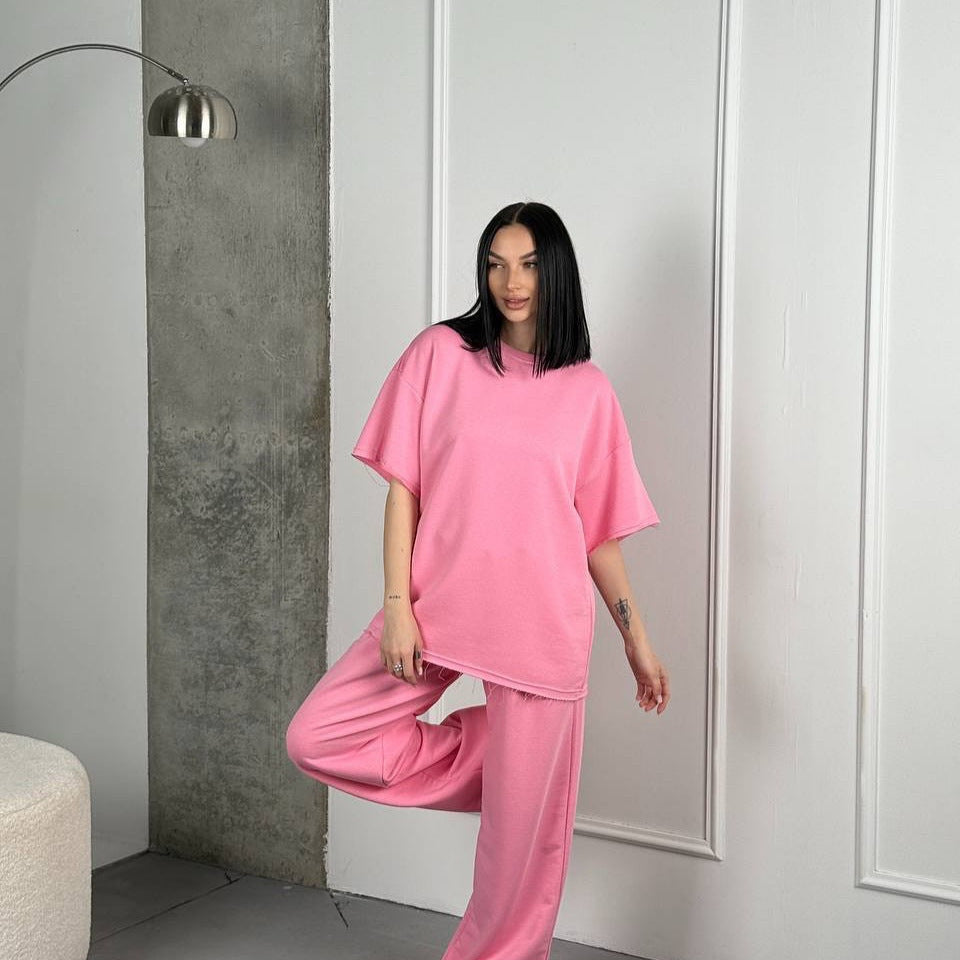 Kvinne casual lounge dress med vide bukser og komfortabel oversized topp