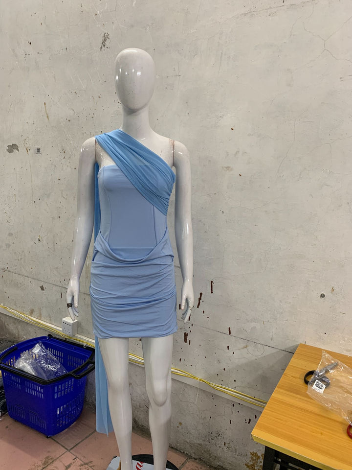 Dame cocktailkjole med asymmetrisk overdel og elegant draperingsdesign Skjora