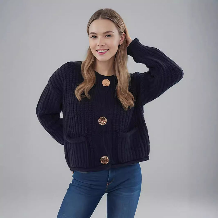 Kvinnens koselige cardigan med store knapper og lappe lommer Skjora