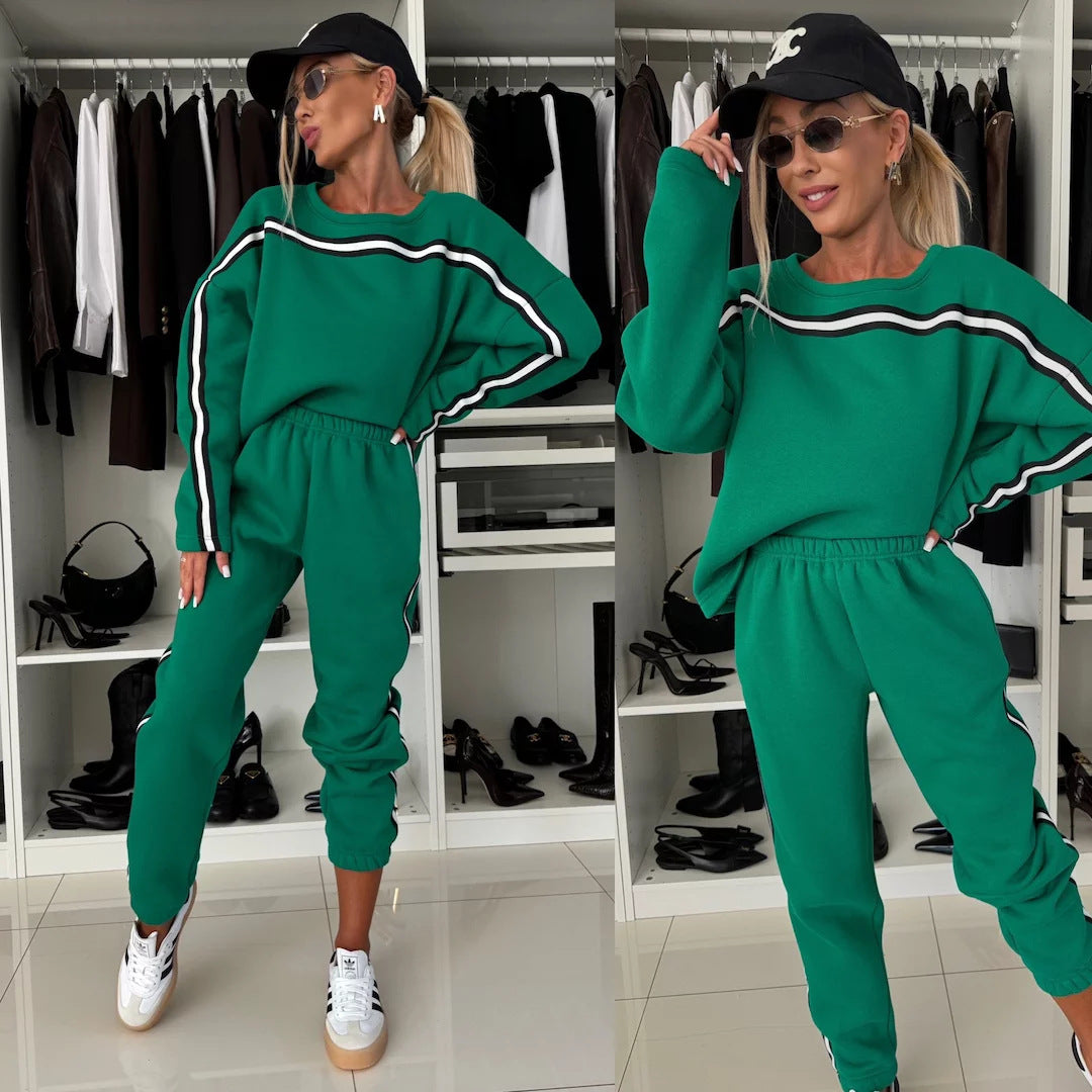 Kvinnes sporty fleece lounge sett med praktiske sidelommer og kontraststriper Skjora