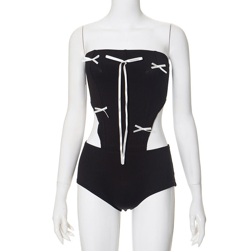 Dame bandeau badedrakt med dekorative snorer og figurskapende design Skjora