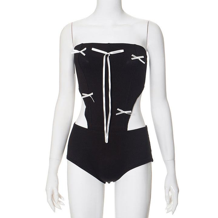 Dame bandeau badedrakt med dekorative snorer og figurskapende design Skjora