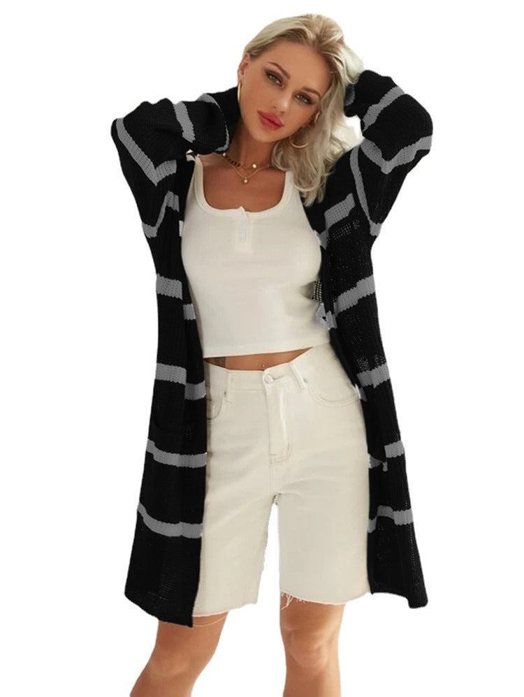 Dame lang strikket cardigan med moderne striper Skjora