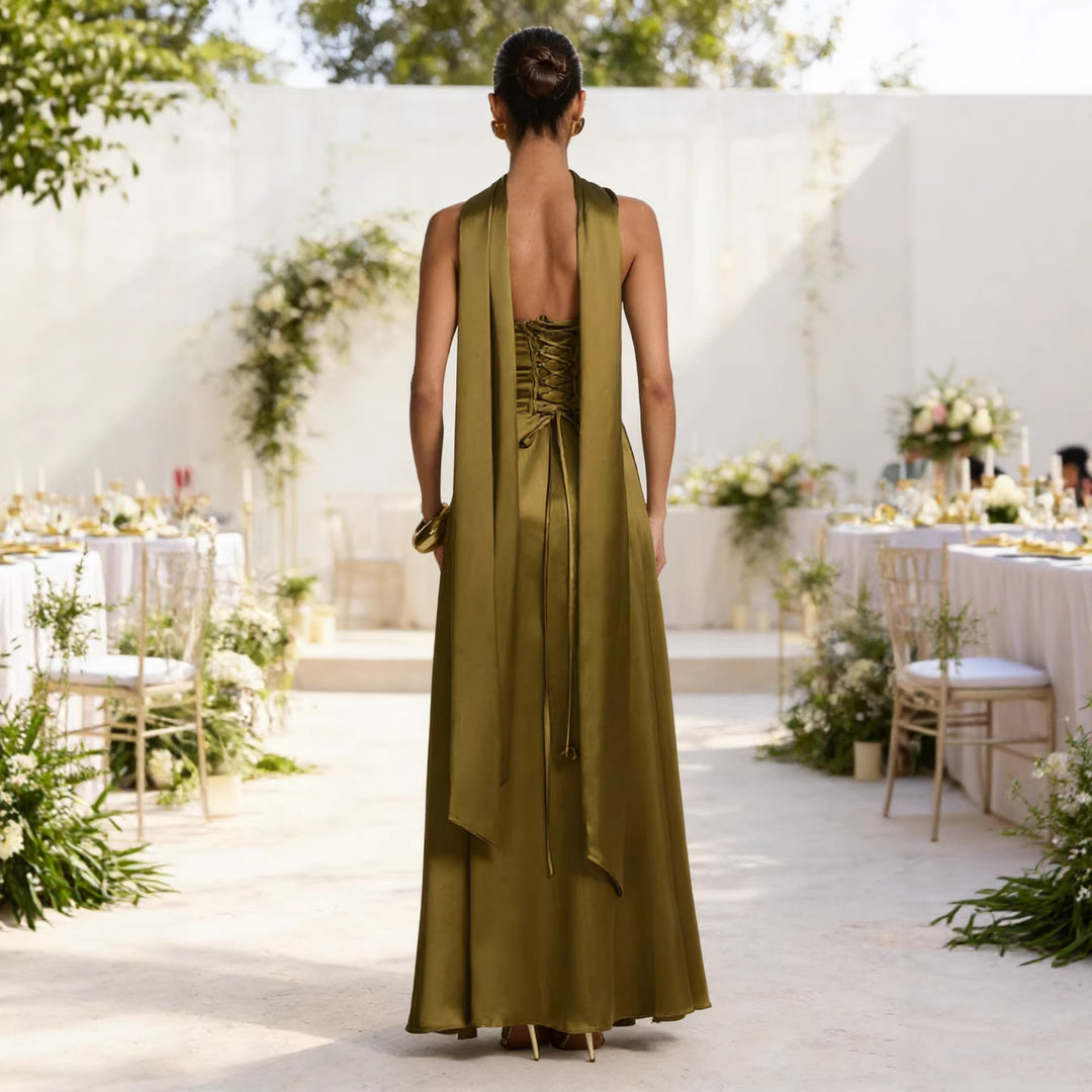 Kvinne Elegant og Off-the-Shoulder Kveldsdrakt med Flytende Fall