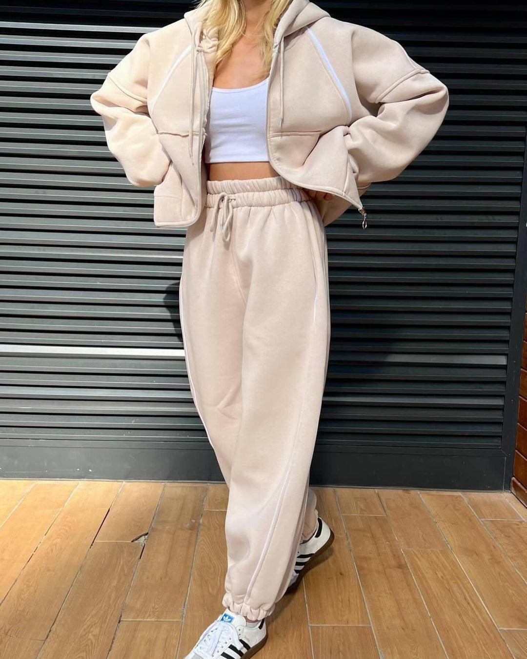 Dame sporty loungewear-set med hette og elastisk belte Skjora