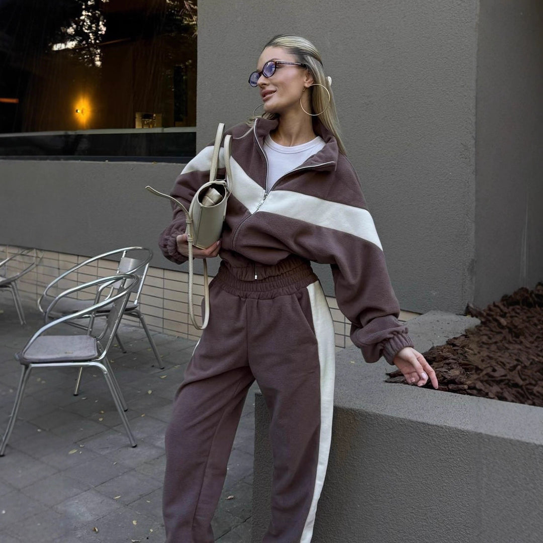 Dame fleece treningsdrakt med moderne glidelås og stripete design Skjora