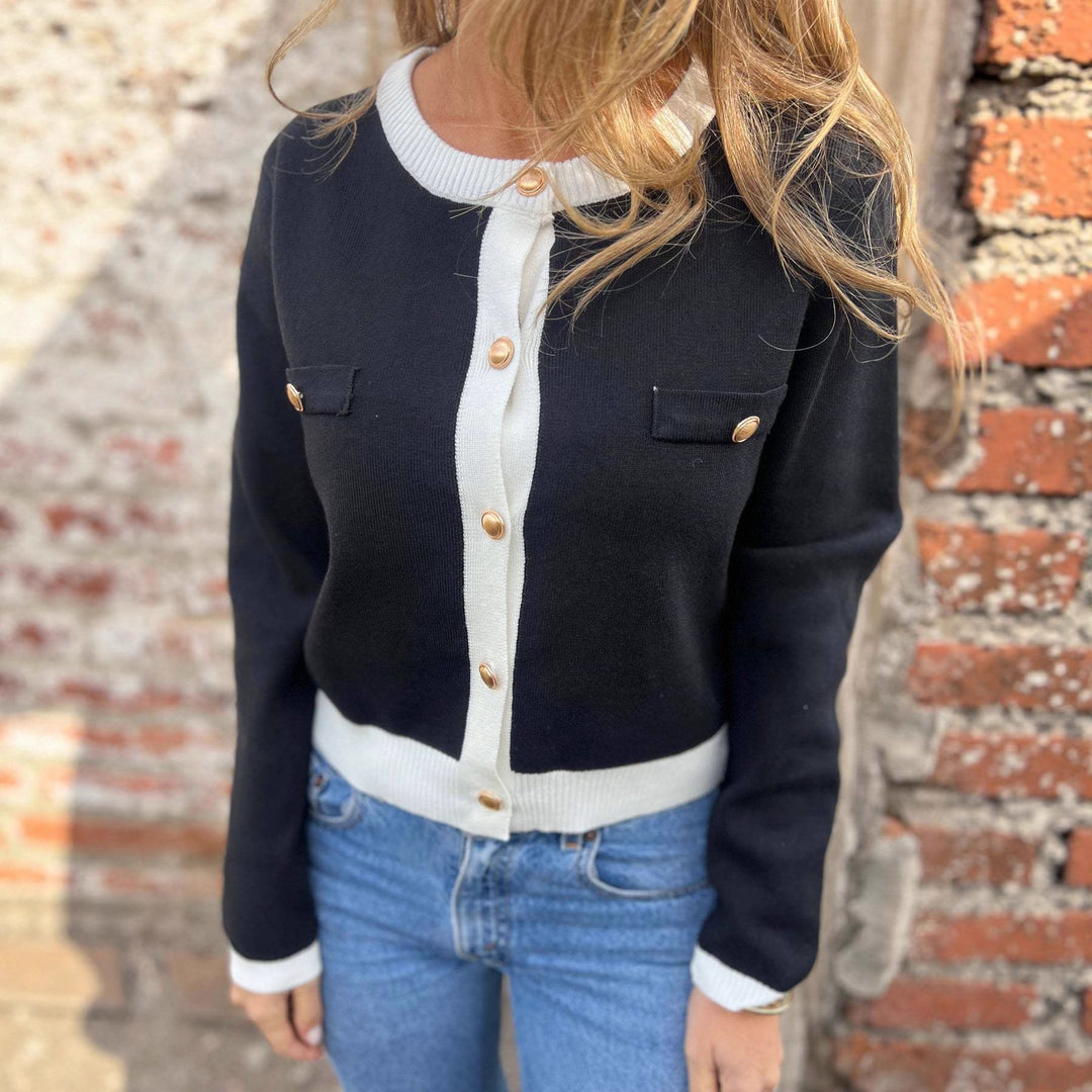 Damer fashionable cardigan med teksturert design og gullknapper Skjora