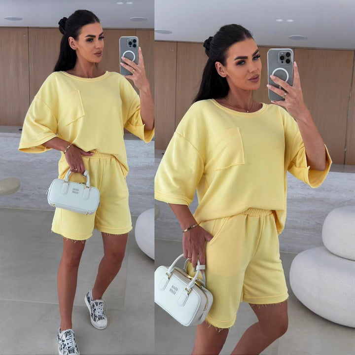 Kvinnens avslappende lounge-sett med oversized topp og komfortable shorts