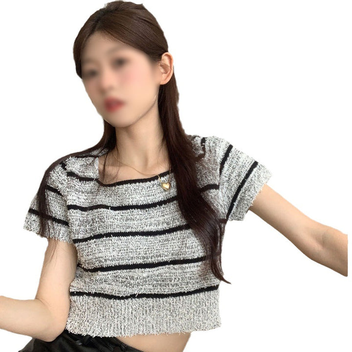 Kvinne cropped topp med moderne strippedesign og avslappet snitt