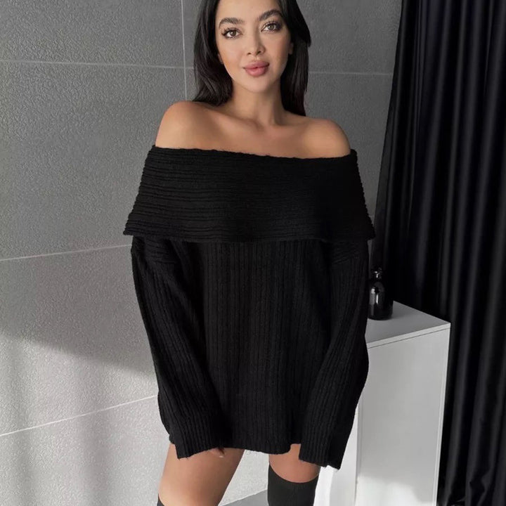 Kvinne oversized strikkegenser med av-shoulder design og fin ribbestruktur Skjora