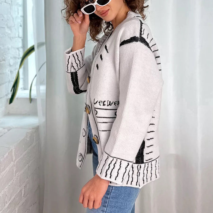 Kvinnelig cardigan med asymmetrisk design og kontrasterende knapper Skjora