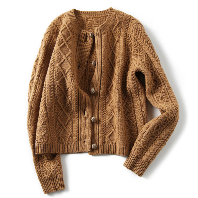 Kvinne cardigan med teksturert kabelmønster og treknapper Skjora