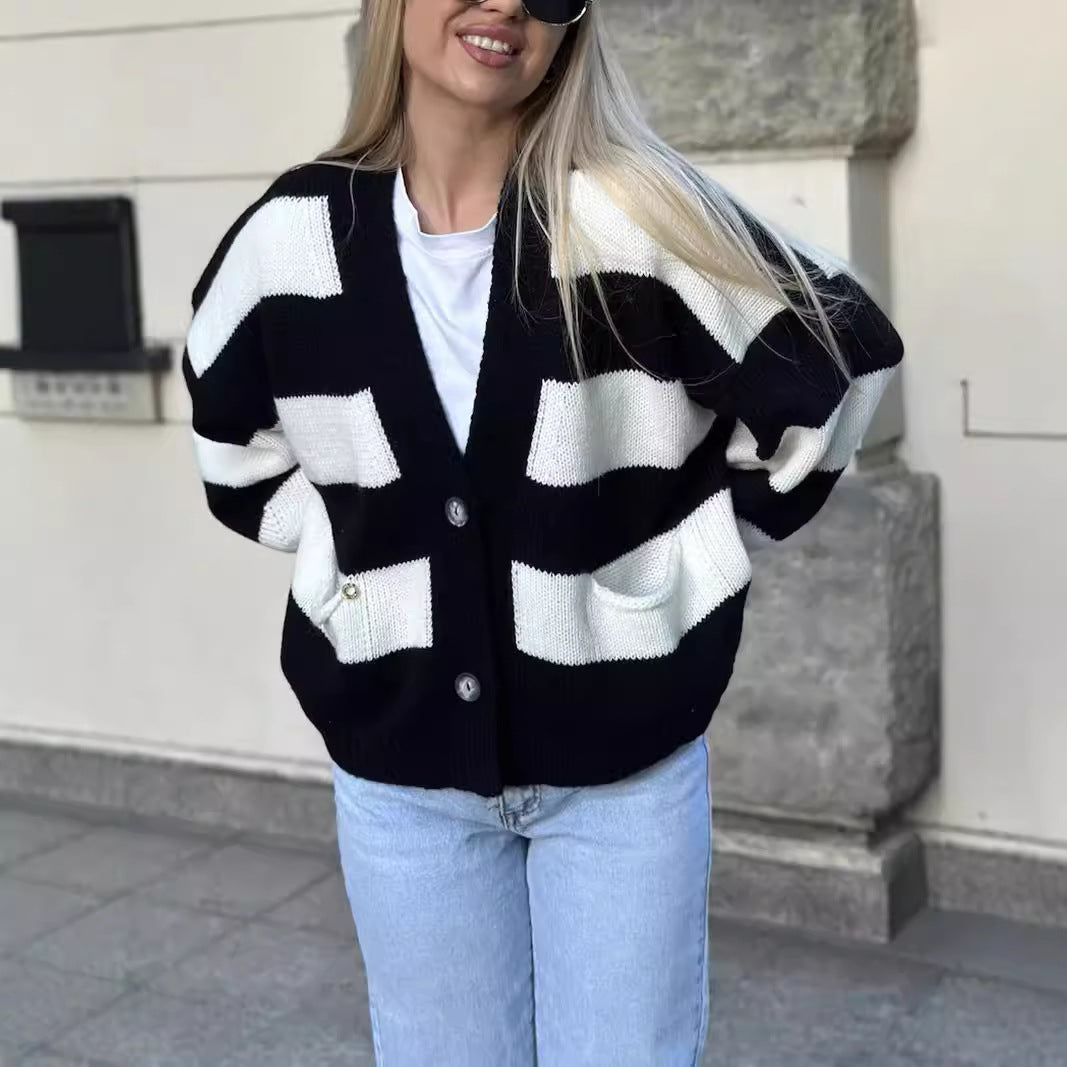 Kvinnes koselige oversized cardigan med moderne striper og lommer Skjora