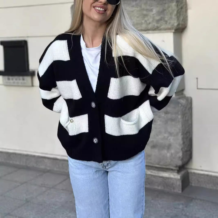 Kvinnes koselige oversized cardigan med moderne striper og lommer Skjora