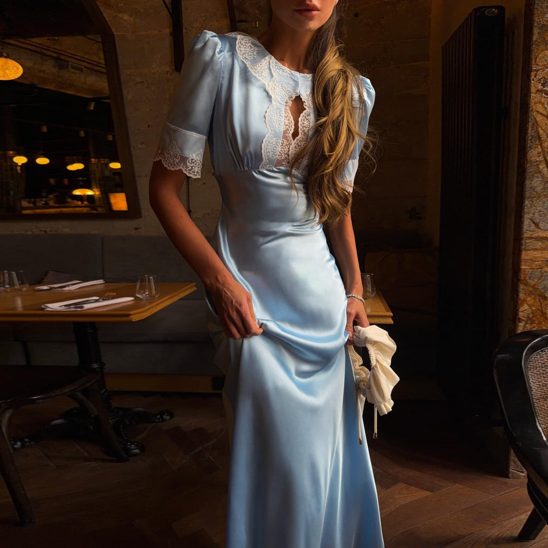 Kvinne maxi-kjole med elegante blondeaksenter og V-hals