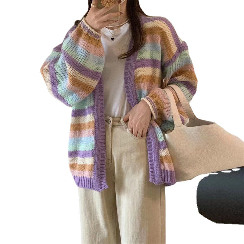 Kvinnenes chunky strikket cardigan med en avslappet passform og fargerikt stripet mønster Skjora
