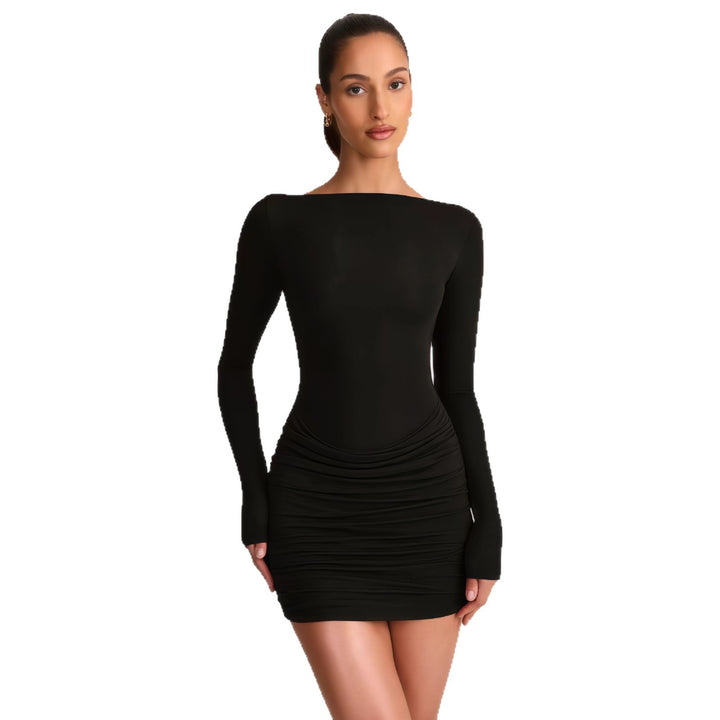 Kvinne figurvennlig mini kjole med off-the-shoulder design og elegant draping