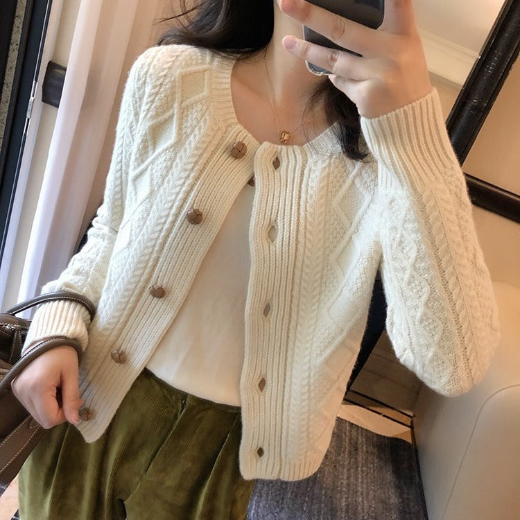 Kvinne chunky strikk cardigan med dekorative knapper og omarbeidet kabelmønster Skjora