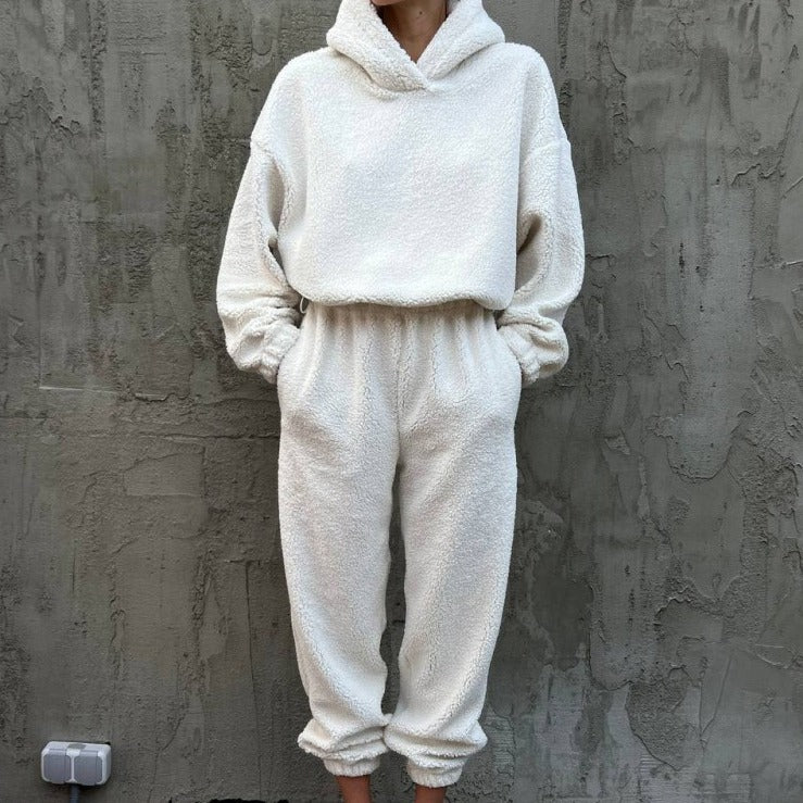 Kvinnelig fluffy jumpsuit med hette og elastisk Skjora