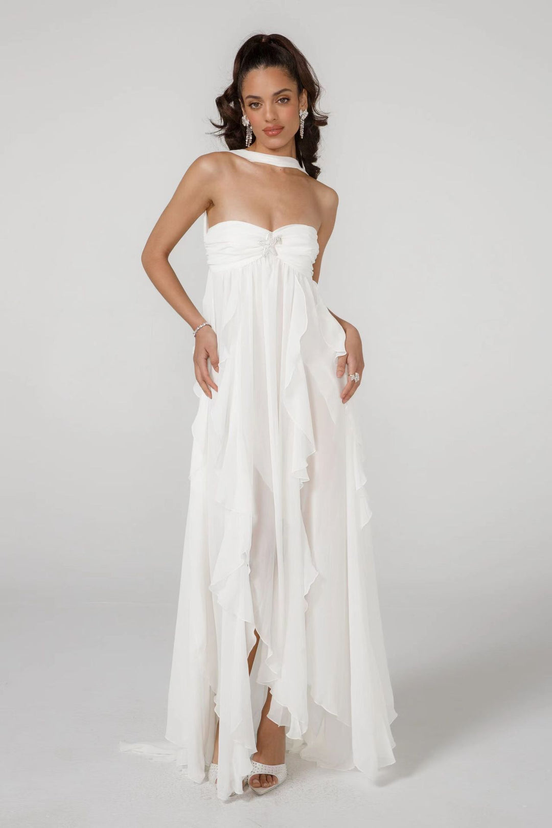 Damen Elegantes Maxi-Kleid mit asymmetrischem Saum und zarten Rüschendetails Skjora
