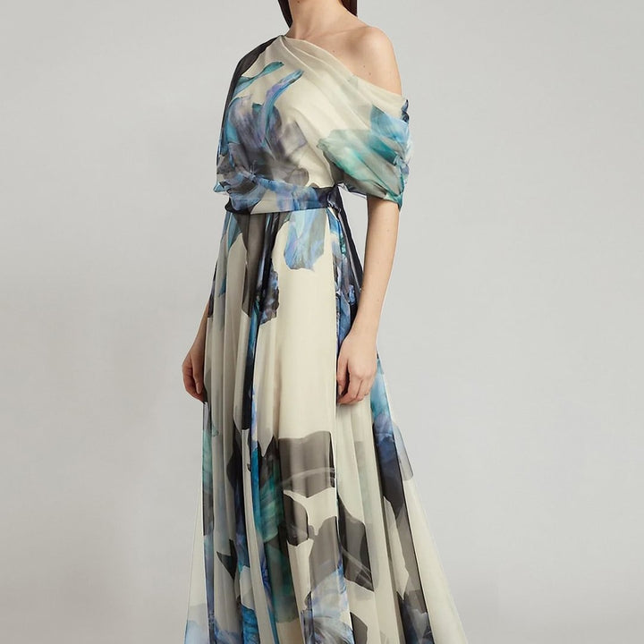 Kvinnelig elegant chiffon kjole med av-bare-skulder design og blomster mønster Skjora