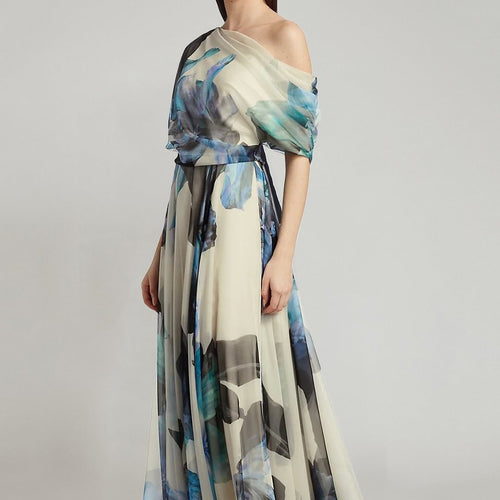 Kvinnelig elegant chiffon kjole med av-bare-skulder design og blomster mønster Skjora