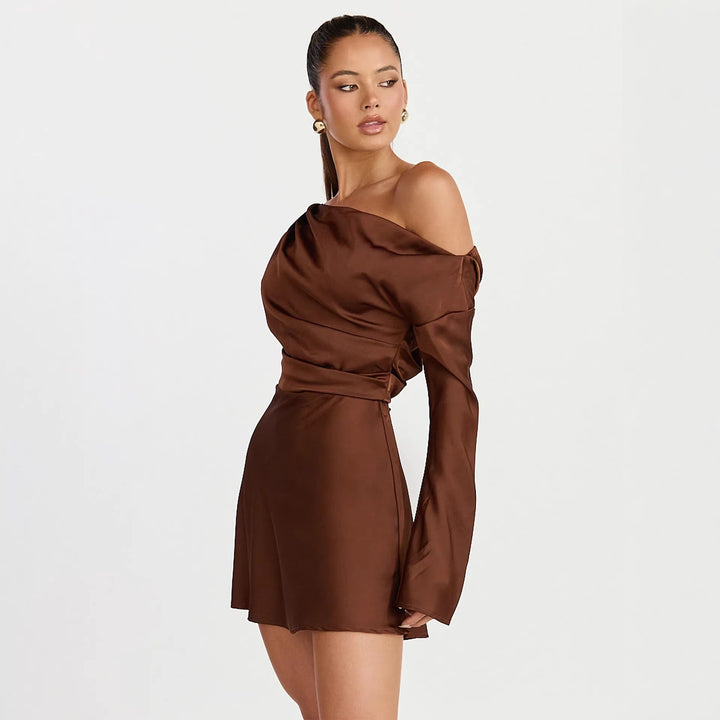 Kvinne cocktailkjole med asymmetrisk design og elegant avskåret halslinning